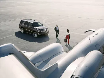 Vista aérea del Cadillac Escalade mostrando su diseño frontal y lateral.