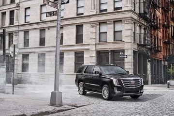 Vista angular del Cadillac Escalade aparcado en zona urbana.