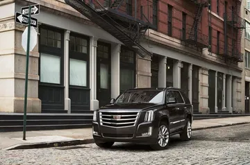 Vista lateral dinámica del Cadillac Escalade, elegancia urbana.