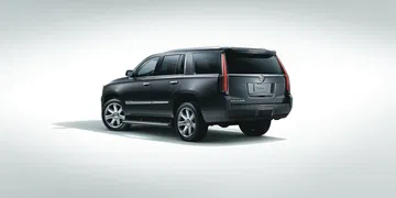Vista en ángulo de la Cadillac Escalade, silueta imponente y diseño elegante.