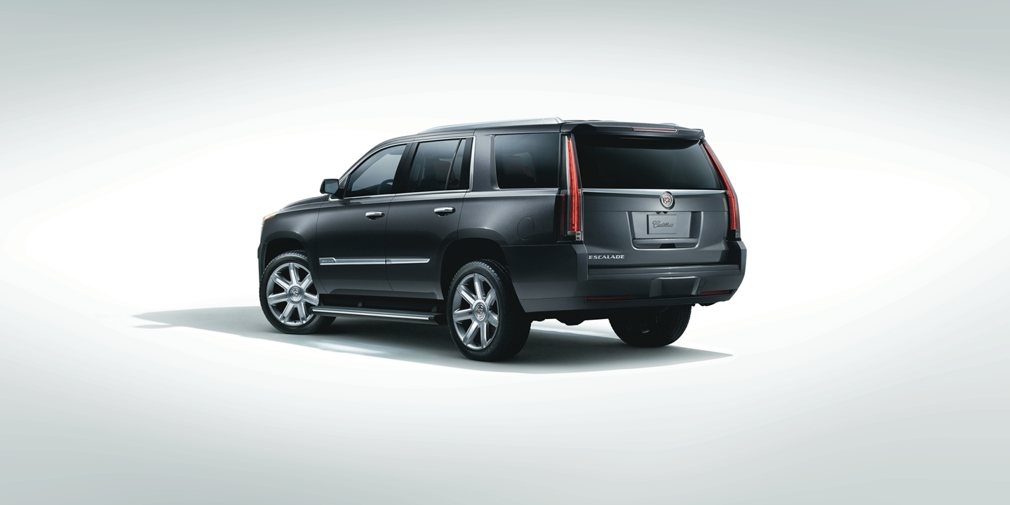 Vista en ángulo de la Cadillac Escalade, silueta imponente y diseño elegante.
