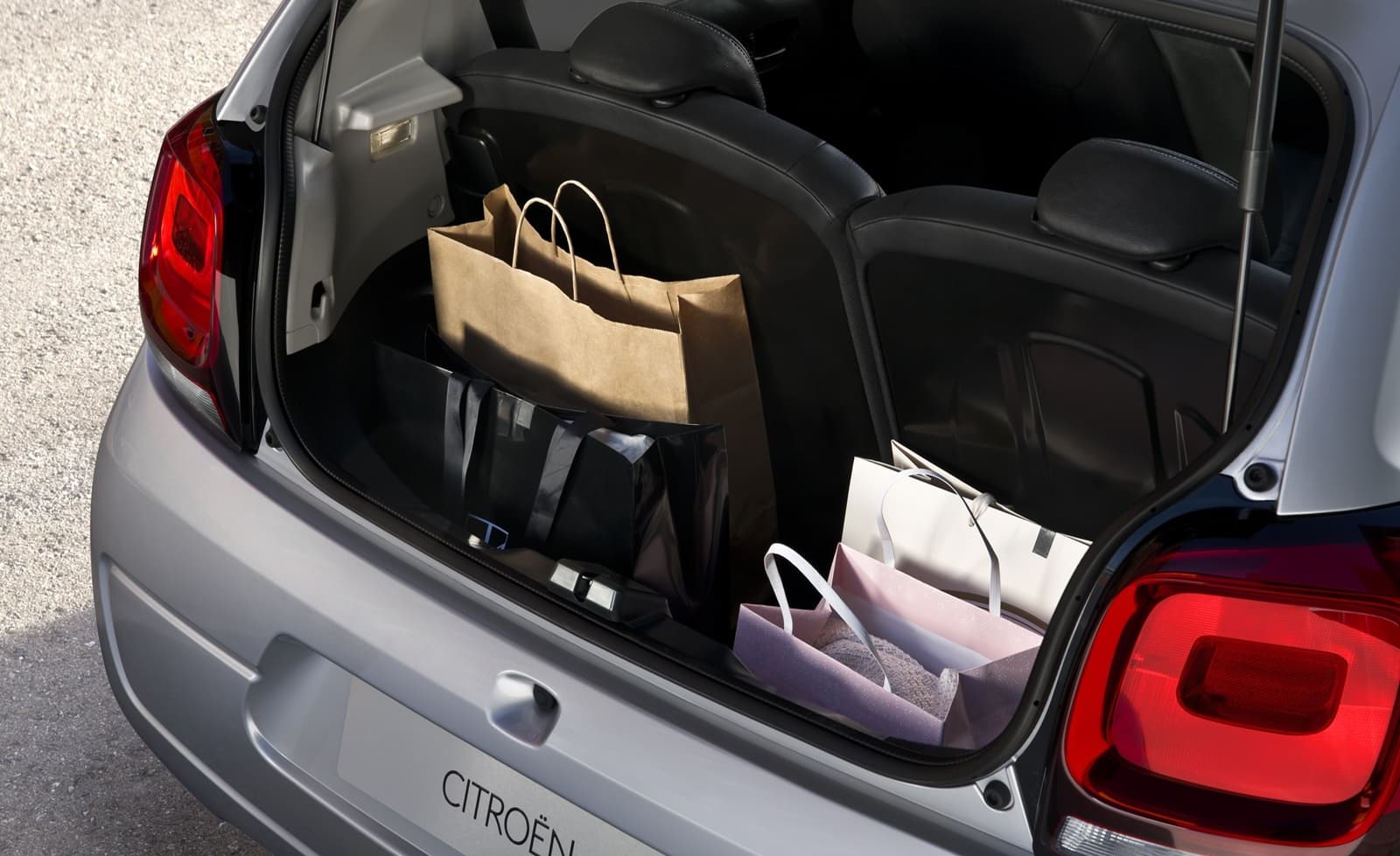 Vista trasera del maletero abierto del Citroën C1, mostrando espacio de carga.