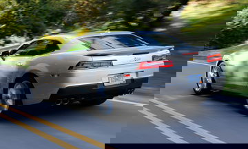 Vista trasera y lateral del Chevrolet Camaro en movimiento.
