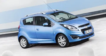 Vista lateral del Chevrolet Spark destacando su diseño compacto y urbano Vista lateral del Chevrolet Spark destacando su diseño compacto y urbano