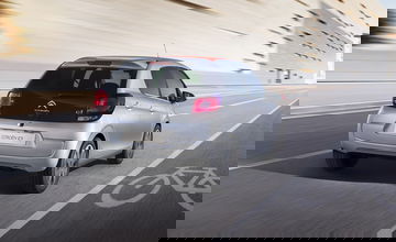 Vista dinámica trasera lateral del Citroën C1 en movimiento.