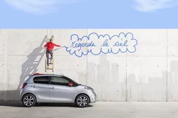 Vista lateral del Citroën C1, mostrando su compacto diseño urbano.