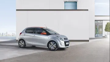 Vista lateral del Citroën C1 que resalta su diseño compacto