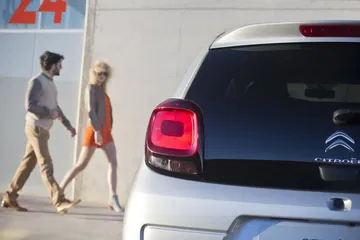 Vista trasera del Citroën C1 destacando sus ópticas y diseño compacto