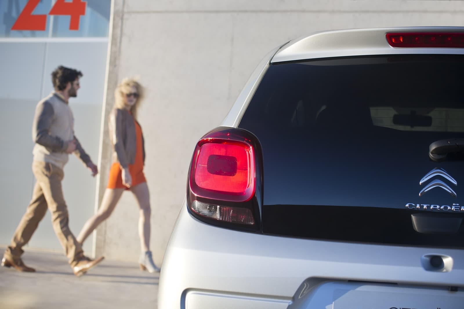 Vista trasera del Citroën C1 destacando sus ópticas y diseño compacto