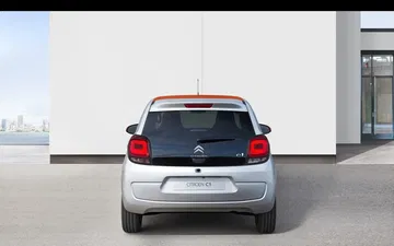 Vista trasera del Citroën C1 destacando sus líneas compactas.