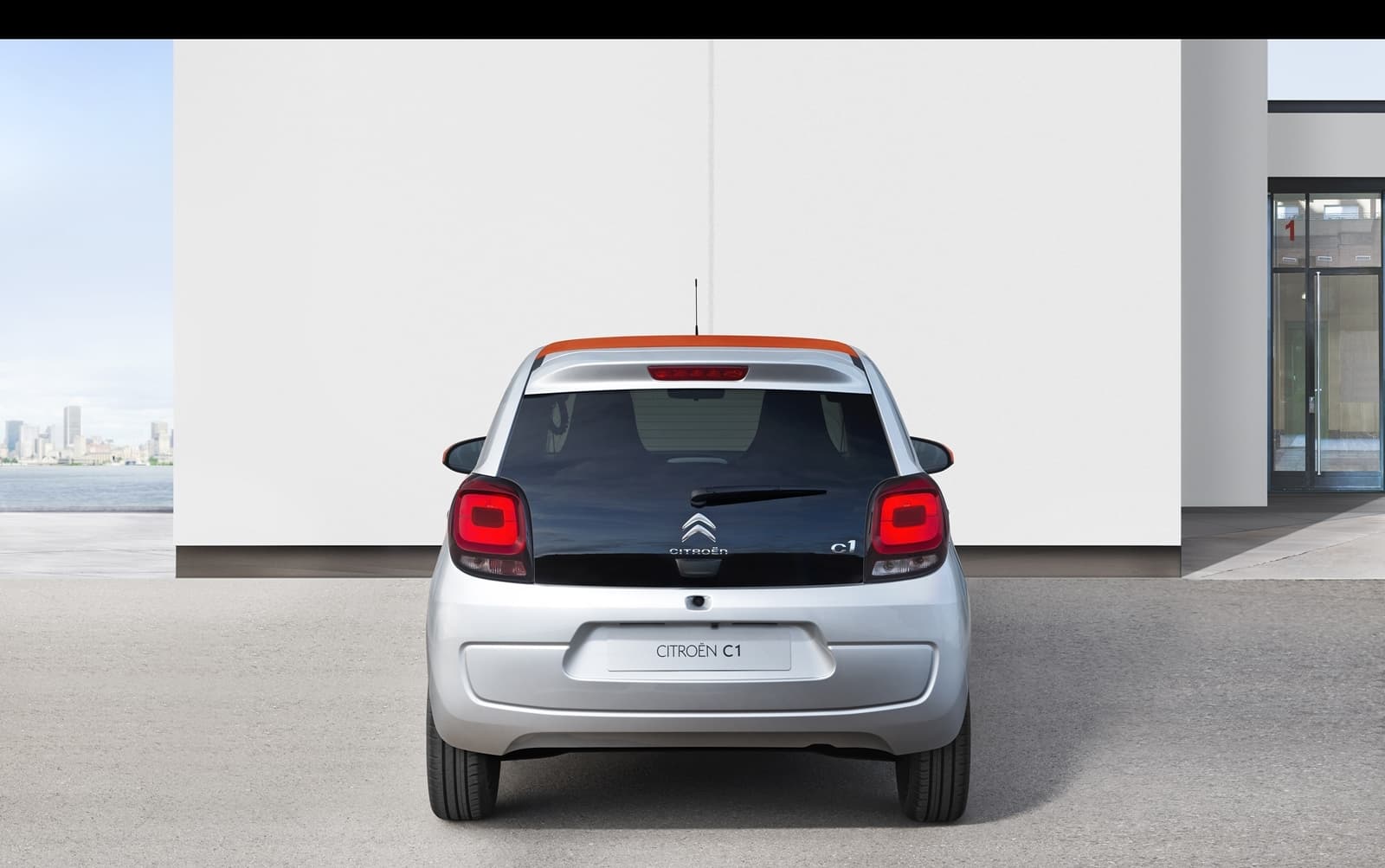 Vista trasera del Citroën C1 destacando sus líneas compactas.