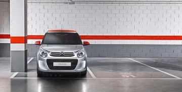 Vista frontal del Citroën C1 mostrando su diseño compacto y urbano.
