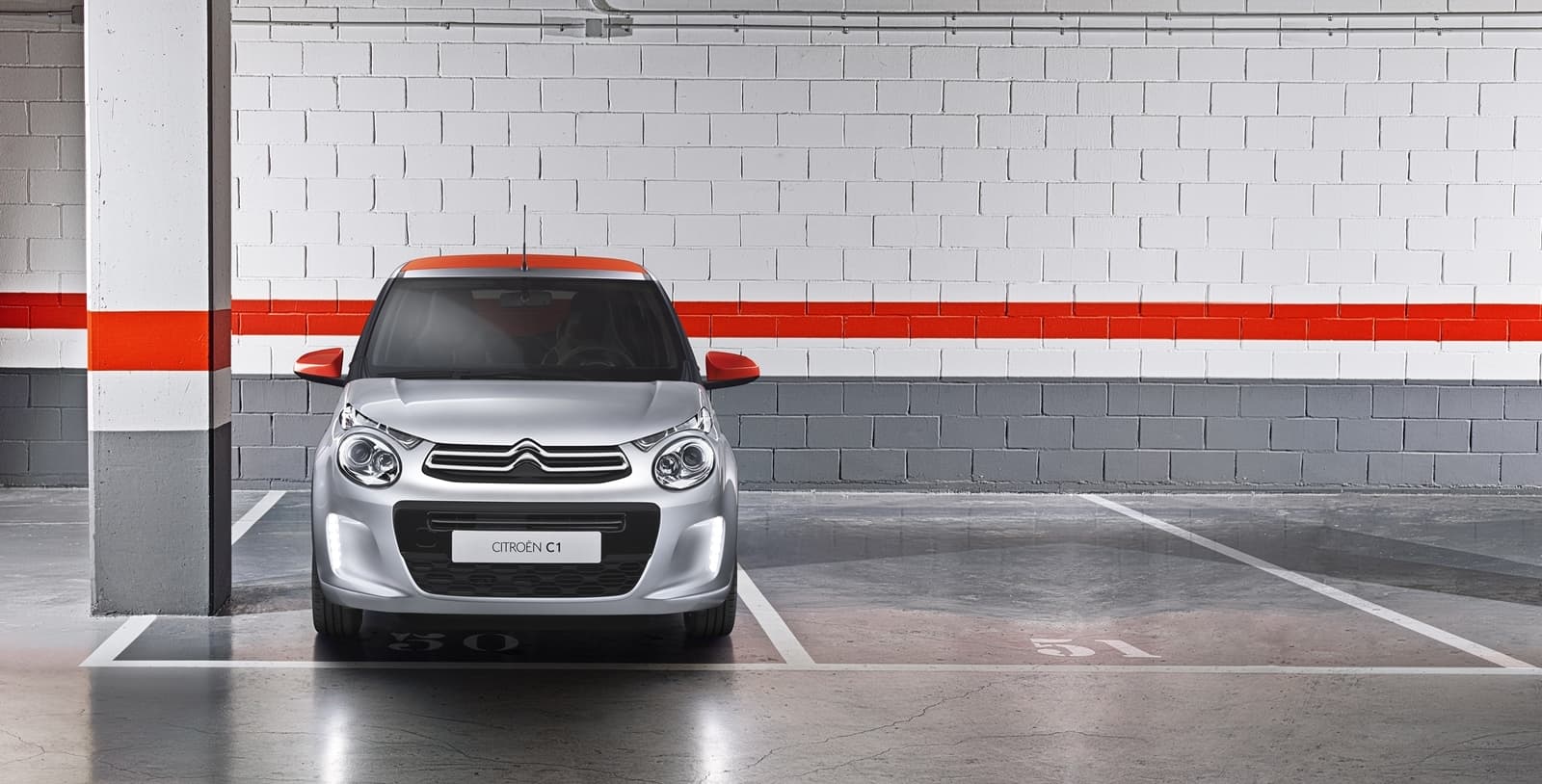 Vista frontal del Citroën C1 mostrando su diseño compacto y urbano.