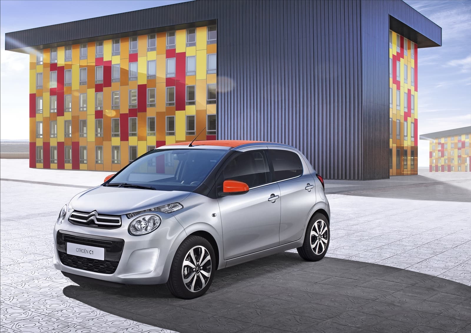 Vista delantera y lateral del Citroën C1, reflejando su diseño compacto y urbano.