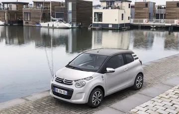 Vista del Citroën C1 aparcado en zona urbana, destacando su frontal y perfil