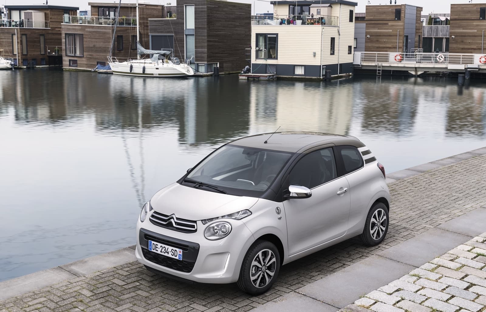 Vista del Citroën C1 aparcado en zona urbana, destacando su frontal y perfil