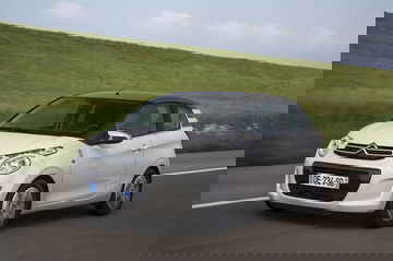 Vista dinámica del Citroën C1 mostrando su diseño frontal y lateral.
