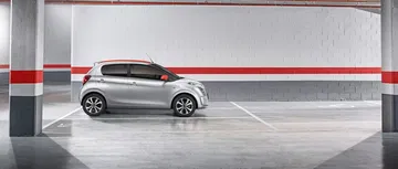 Vista lateral del Citroën C1, destacando su compacto diseño urbano.