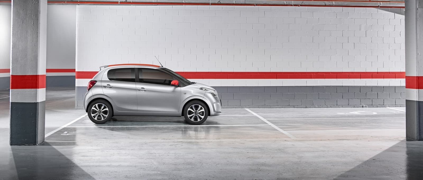 Vista lateral del Citroën C1, destacando su compacto diseño urbano.