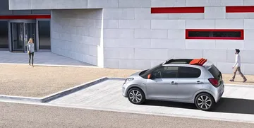 Vista lateral del Citroën C1 destacando su compacto diseño urbano.