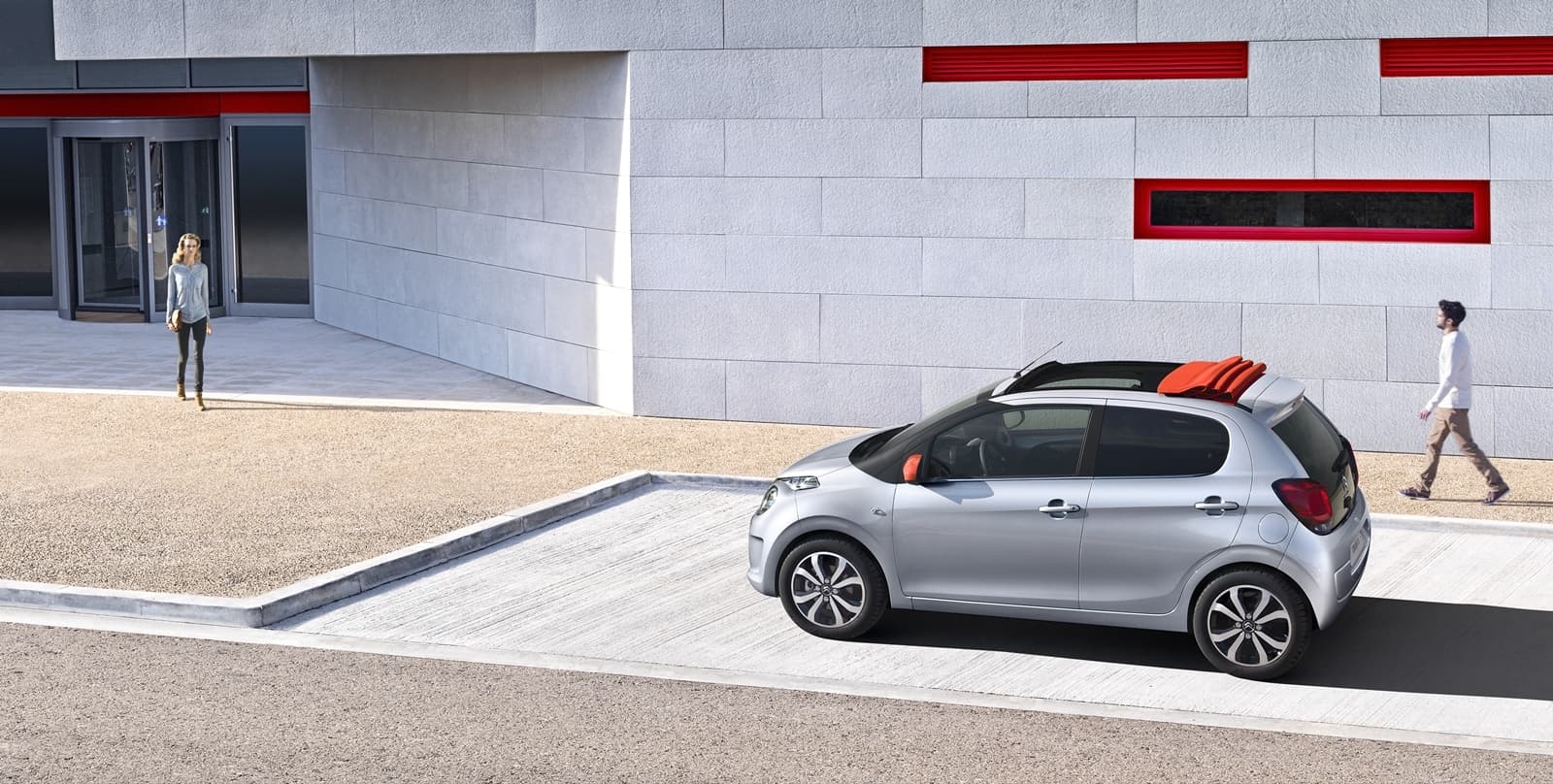 Vista lateral del Citroën C1 destacando su compacto diseño urbano.