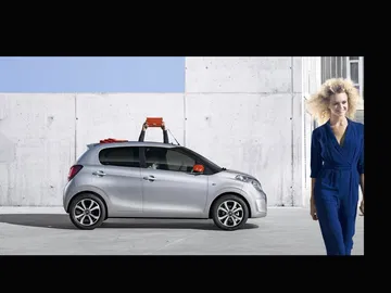 Vista lateral del Citroën C1, mostrando su compacto diseño urbano.
