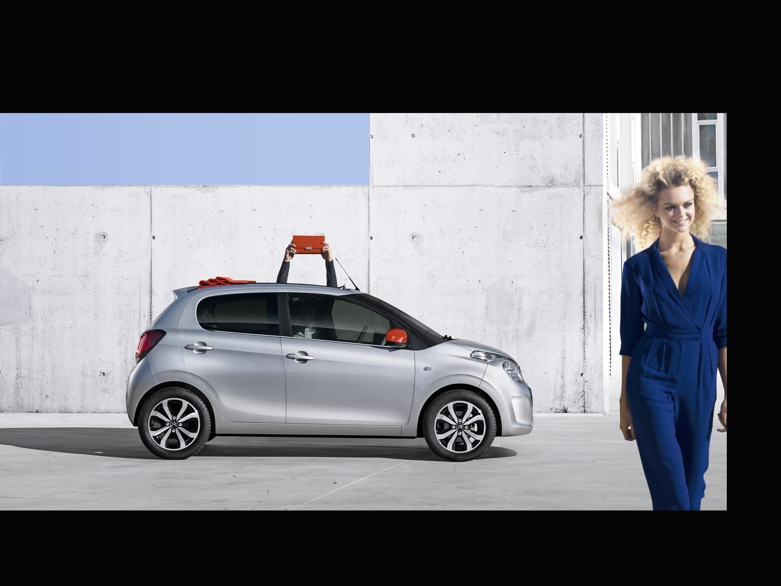 Vista lateral del Citroën C1, mostrando su compacto diseño urbano.