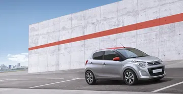 Vista lateral del Citroën C1, apreciando su compacto diseño urbano.