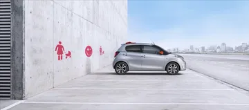 Vista lateral Citroën C1, destacando su compacto diseño urbano.