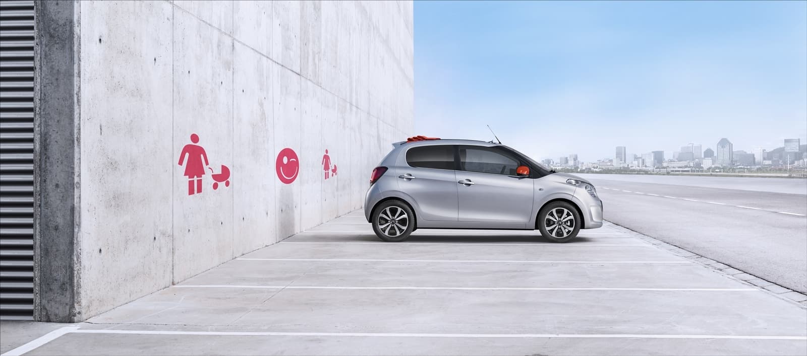 Vista lateral Citroën C1, destacando su compacto diseño urbano.