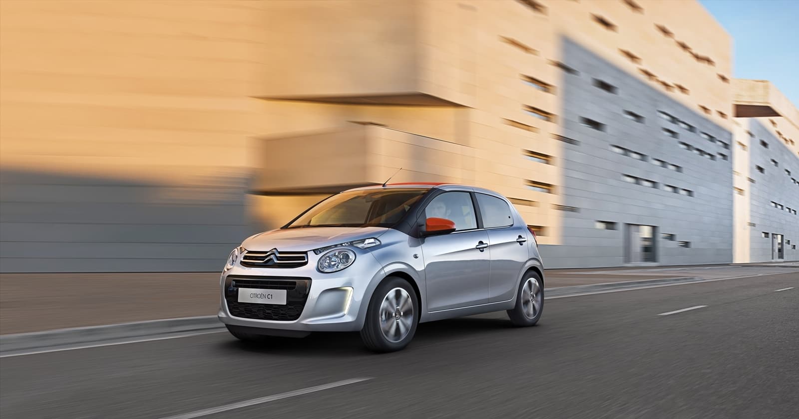 Citroën C1 en desplazamiento, mostrando su perfil lateral en movimiento.
