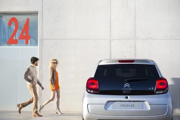 Vista trasera del Citroën C1 mostrando pilotos y diseño de portón.