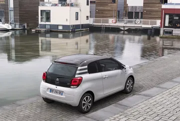 Citroën C1 mostrando su compacta estampa lateral y diseño posterior.
