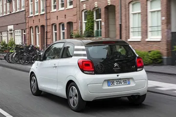 Citroën C1 mostrando su diseño compacto y moderno en movimiento.