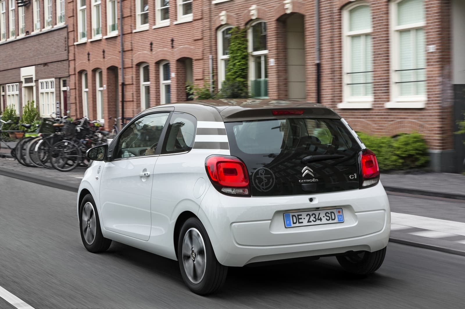 Citroën C1 mostrando su diseño compacto y moderno en movimiento.