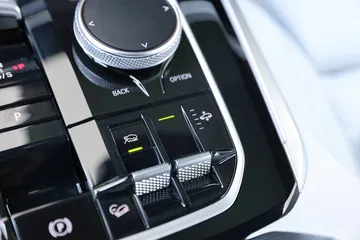 Vista cercana de la consola central del BMW X5 con mandos y control iDrive.