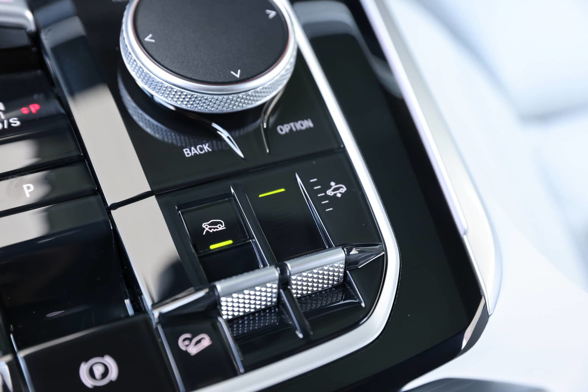 Vista cercana de la consola central del BMW X5 con mandos y control iDrive.