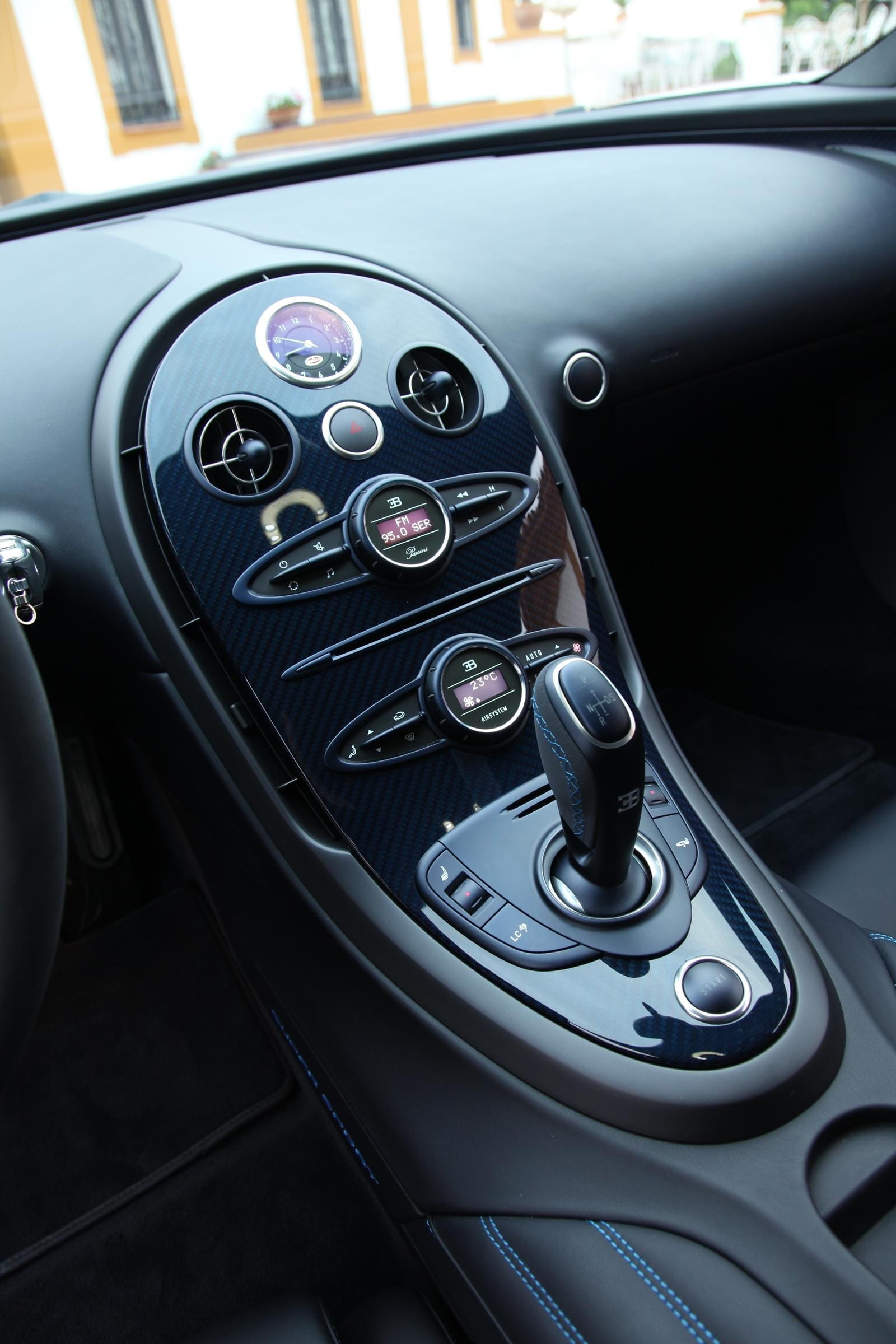 Consola central del Bugatti Veyron con acabados de alta calidad