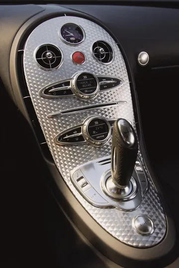Vista cercana de la consola central del Bugatti Veyron, acabados de alta calidad.