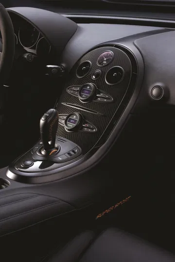Imagen de la consola central del Bugatti Veyron mostrando palanca cambios y detalles.