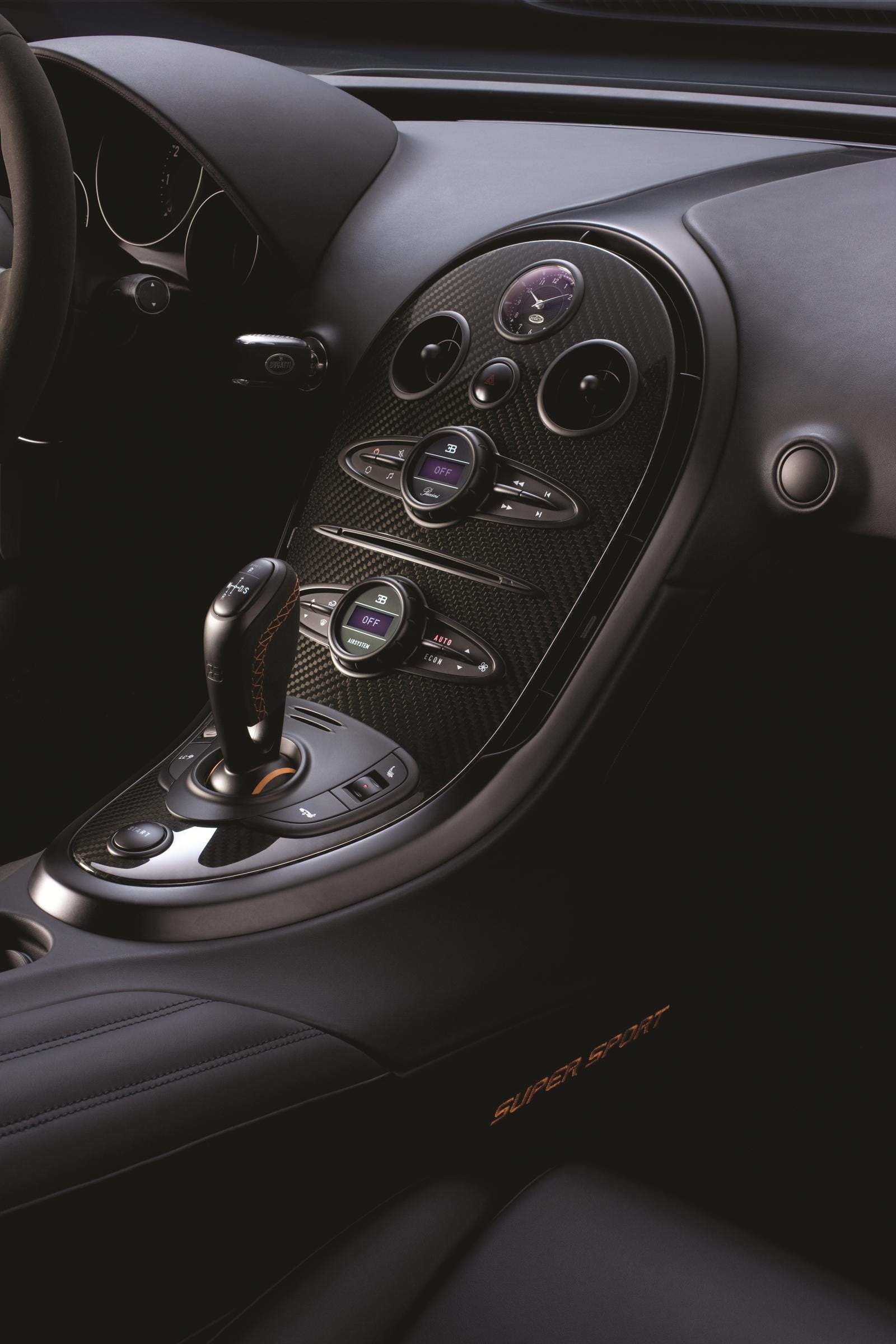 Imagen de la consola central del Bugatti Veyron mostrando palanca cambios y detalles.