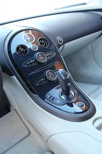 Consola central del Bugatti Veyron con acabados de lujo y palanca de cambios.