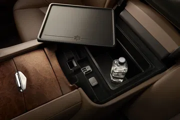 Vista de la consola central del Escalade con acabados de primera y conectividad.