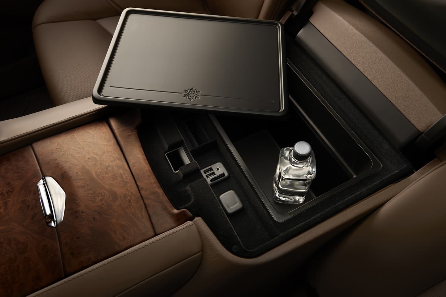 Vista de la consola central del Escalade con acabados de primera y conectividad.