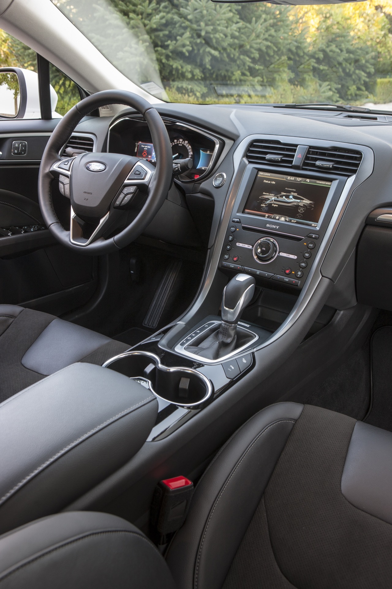 Consola central del Ford Mondeo con sistema de infoentretenimiento y cambio automático.