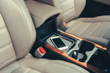 Vista detallada de la consola central del Honda CR-V, mostrando espacio para dispositivos.
