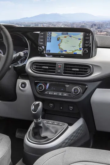Vista de la consola central del Hyundai i10 con sistema de infoentretenimiento y controles de climatización.