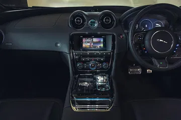 Vista de la consola central y volante del Jaguar XJ, con acabados de lujo.