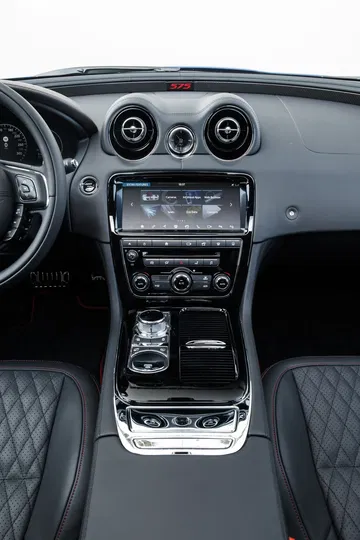 Consola central del Jaguar XJ con acabados de alta calidad.