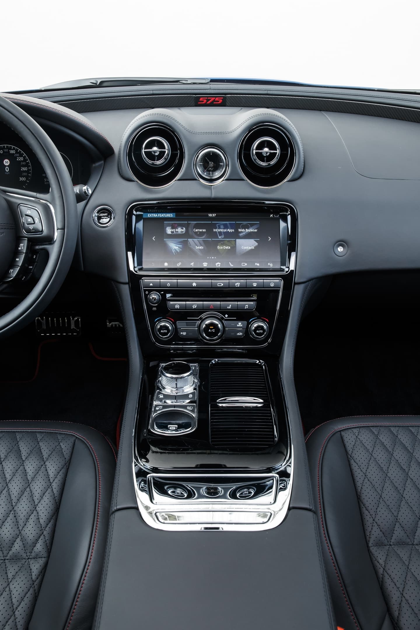 Consola central del Jaguar XJ con acabados de alta calidad.